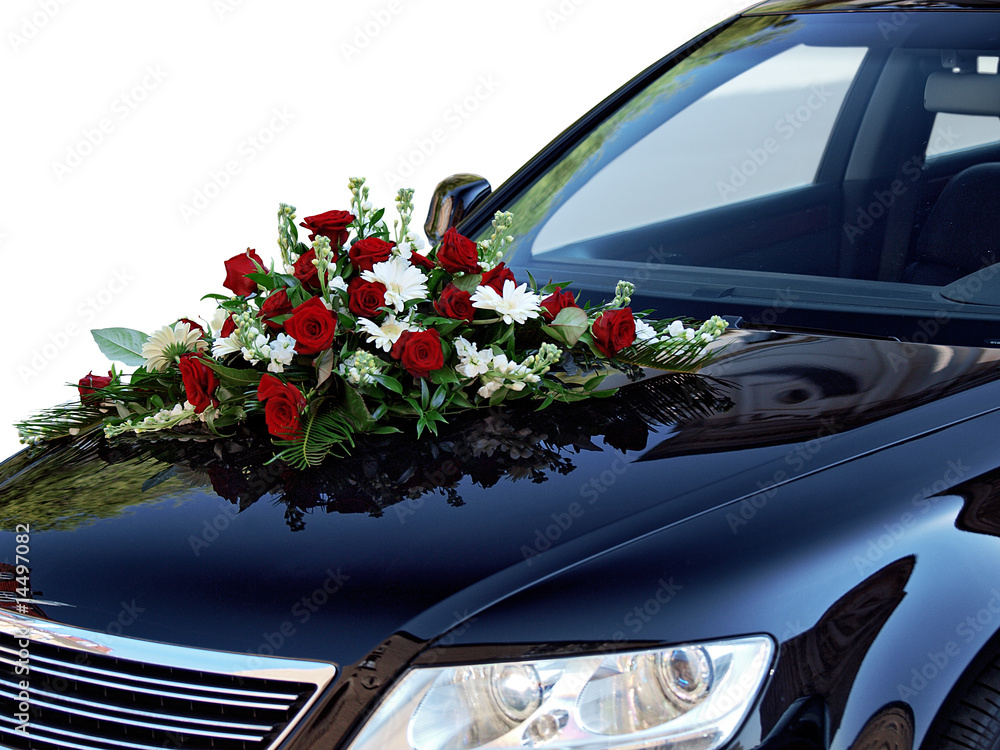 schwarzes Hochzeitsauto mit Blumenschmuck von roten und weißen