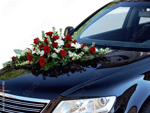 schwarzes Hochzeitsauto mit Blumenschmuck von roten und weißen Rosen