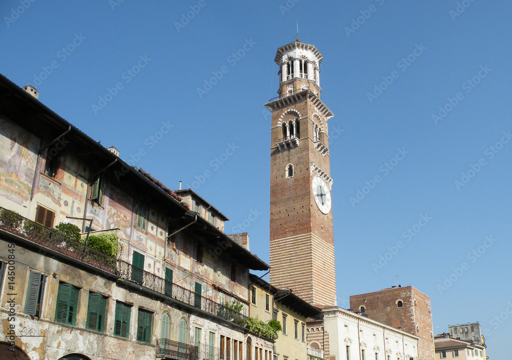 Torre dei Lamberti am Piazza delle Erbe in Verona