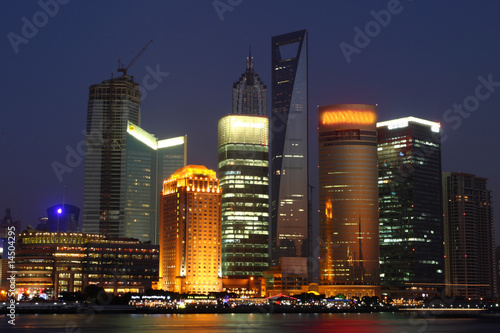 ekonomiczne-centrum-chin-nocny-widok-szanghaju