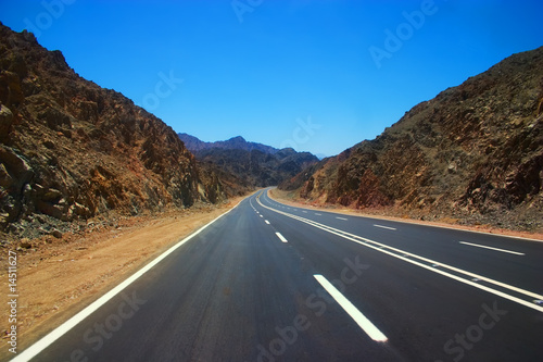 Empty road in rocky desert © Kotangens
