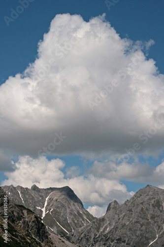 Berggipfel mit Wolken