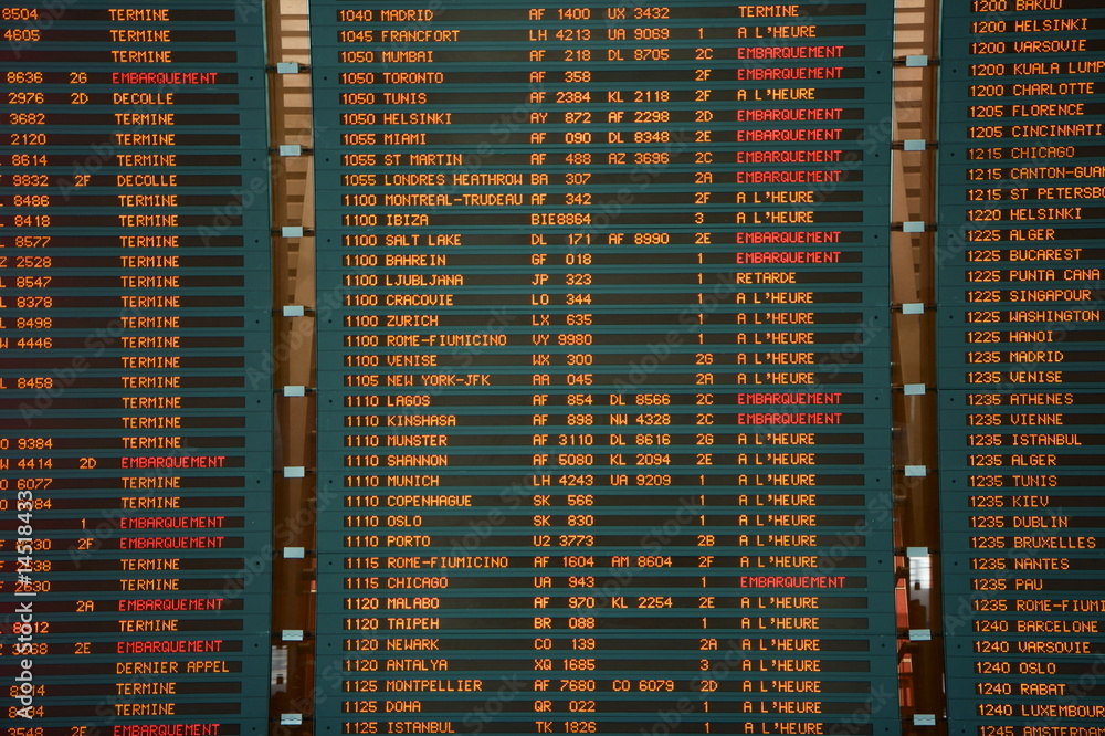 Obraz premium panneau des départs d'avions de l'aéroport