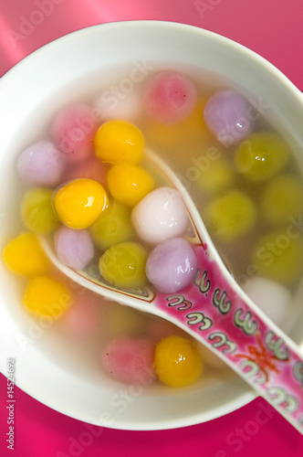Thong Yin - Chinese dessert of glutinous rice balls in syrup