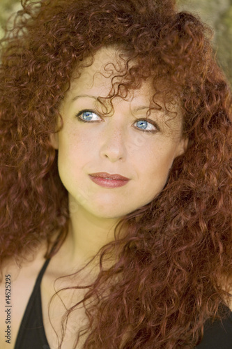 Frau Portrait mit roten Haaren