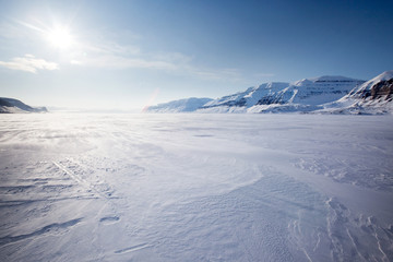 Papier peint photo Arctique Paysage hivernal de montagnes enneigées  © Tyler Olson
