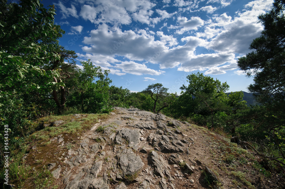 Steiniger Wanderweg mit Wolkenstimmung