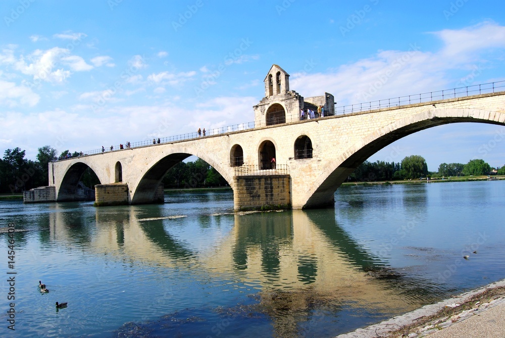 Pont d'Avignon et son reflet dans le rhône