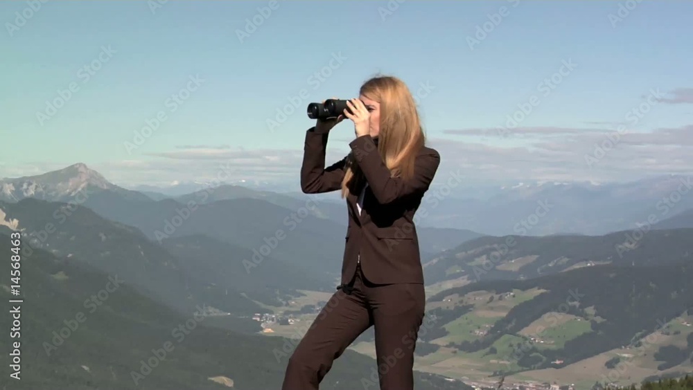Donna in carriera con binocolo Donna in carriera con binocolo