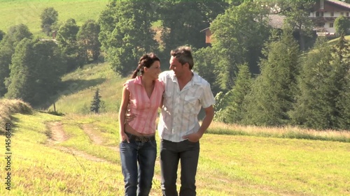 coppia felice in montagna