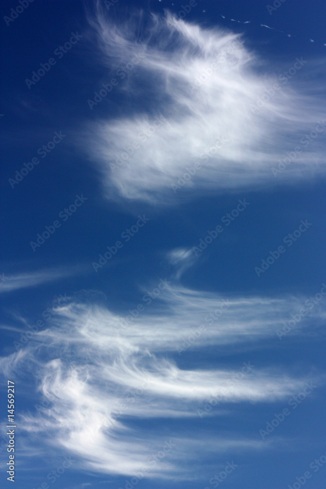 Federwolken am blauen Himmel