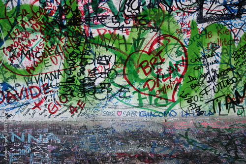 Wallpaper Mural panchina di pietra con scritte degli innamorati Torontodigital.ca