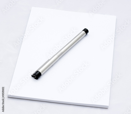 leerer Notizblock mit Stift
