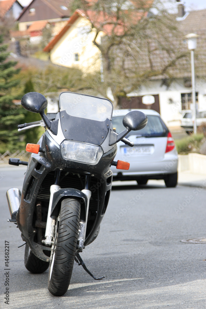 Stehendes Motorrad am Strassenrand