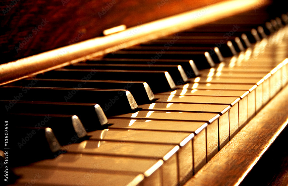 Naklejka premium Złote klawisze fortepianu