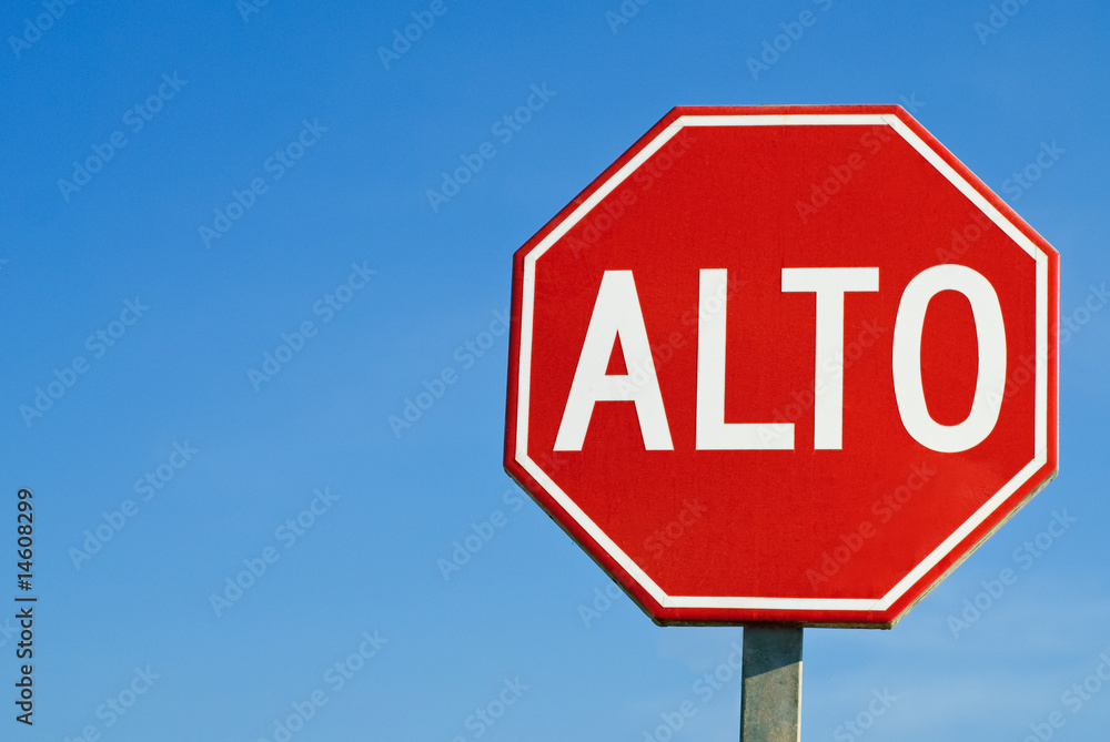 Obraz premium Stop road sign in Mexico, with the words 