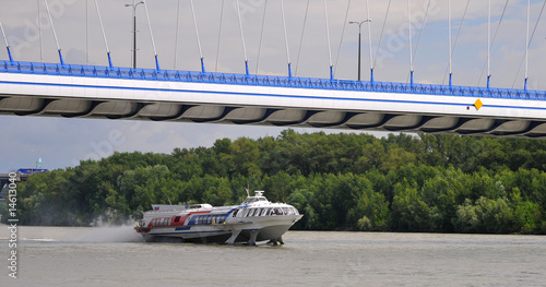 Passagierschiff unter Brücke in Bratislava