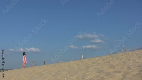 fillette montant tranquilement la dune du Pilat photo