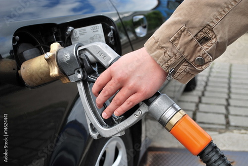 Weibliche Hand beim Autogas tanken
