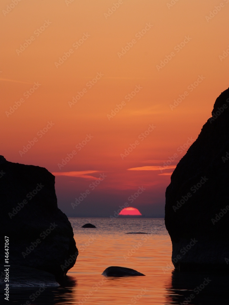 Rising sun between the rocks