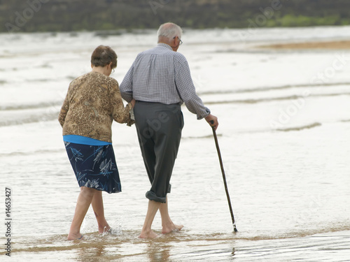 Pareja de ancianos por la playa