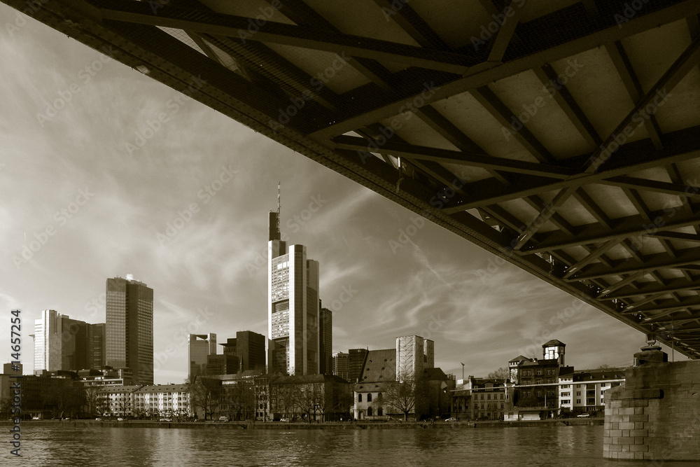 Naklejka premium Under the bridge