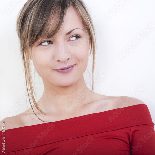Fotografija jeune femme regardant sur le coté et sourire
