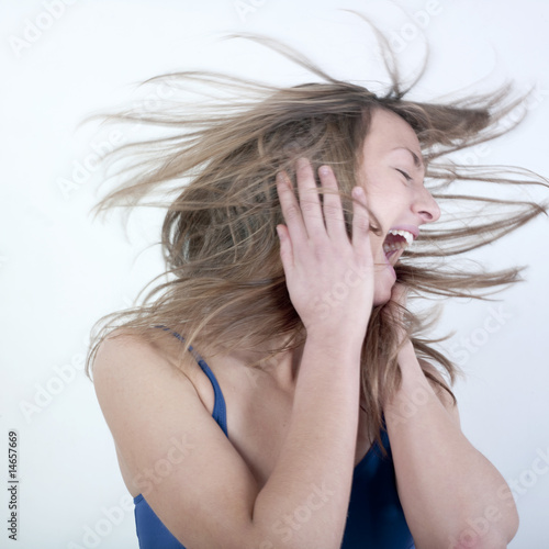 Photos femme criant en mouvement