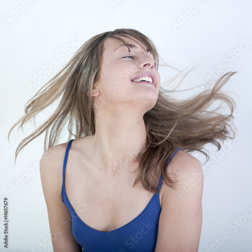 Tableau sur toile femme sourire cheveux au vent