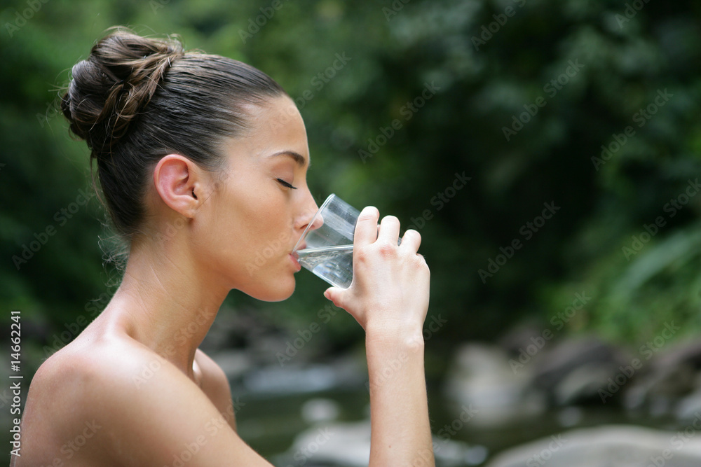 jeune femme buvant une verre d'eau jeune femme buvant une verre d'eau