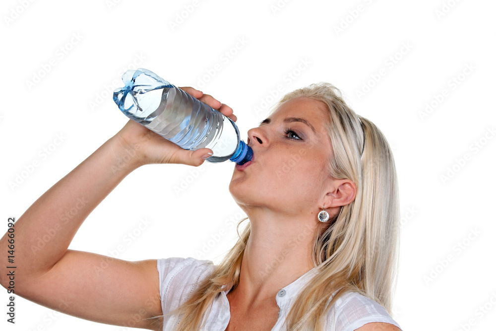 Frau hat Durst und trinkt Mineralswasser aus Petflasche Frau hat Durst und trinkt Mineralswasser aus Petflasche
