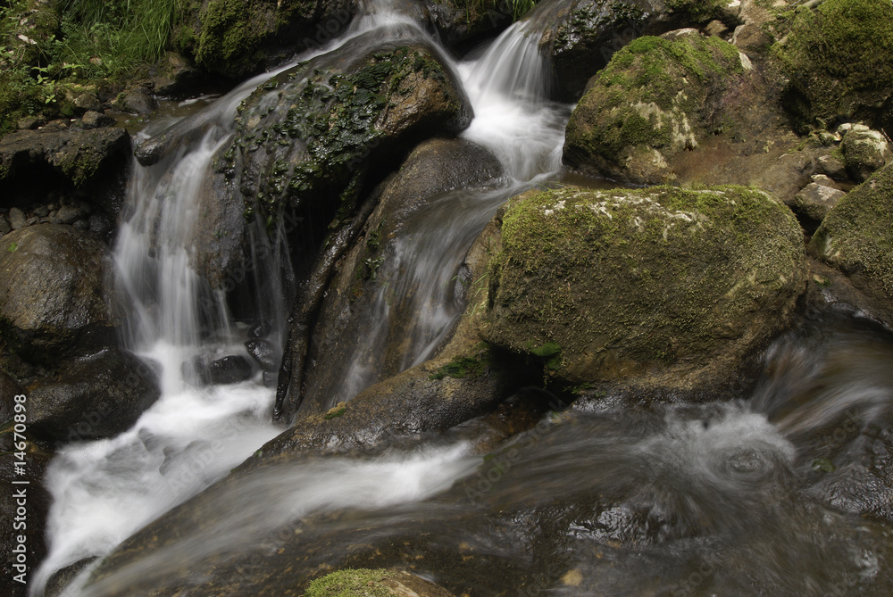 Fototapeta premium Wasserfall in der Twannschlucht, Twann, Bern,Schweiz