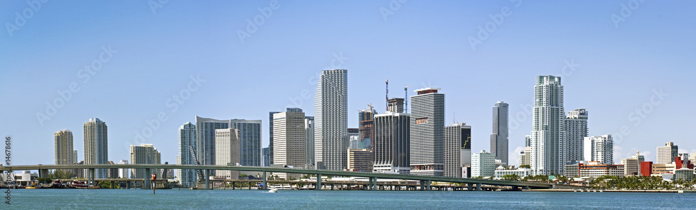 Fototapeta premium Panorama architektury miejskiej Miami z budynkami i mostem