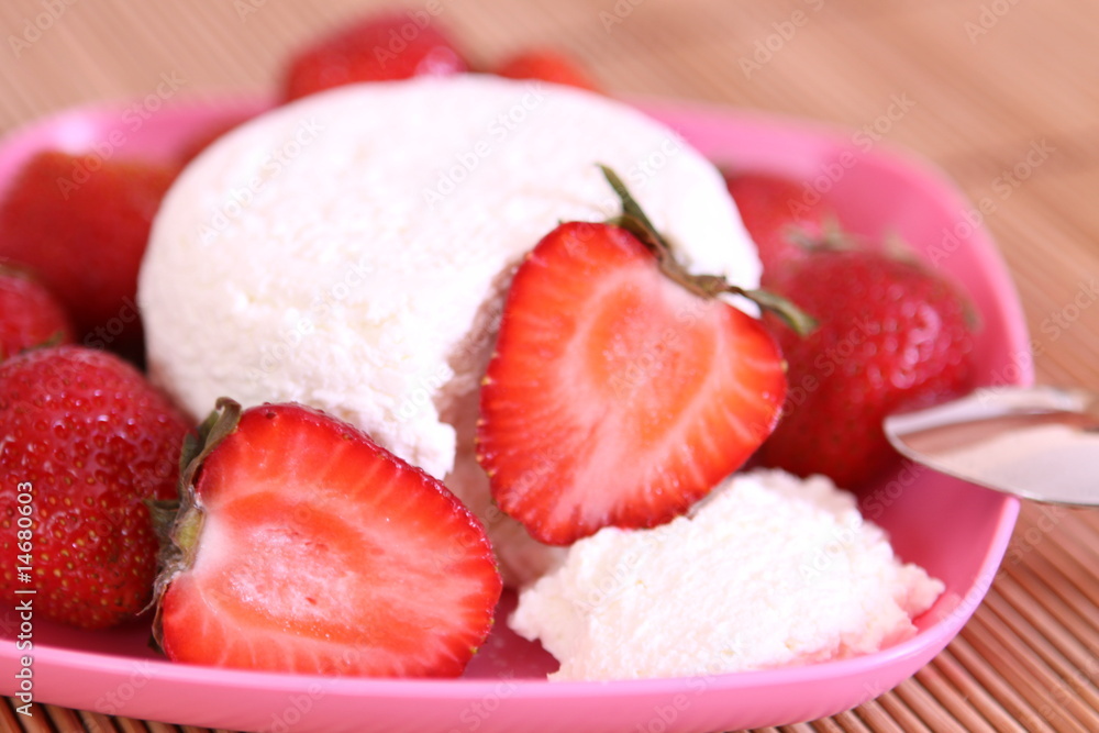 Quark mit frischen Erdbeeren Quark mit frischen Erdbeeren