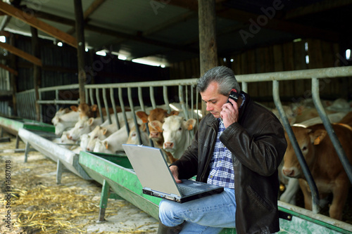 homme avec ordinateur et téléphone portable