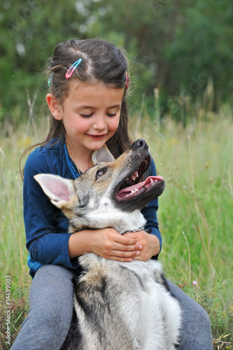 fillette et bébé loup photo