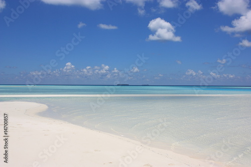 Fototapeta Naklejka Na Ścianę i Meble -  plage tropicale de sable blanc déserte
