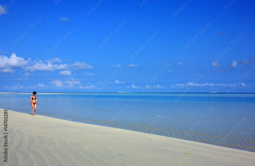 promenade au bord d'un lagon bleu promenade au bord d'un lagon bleu