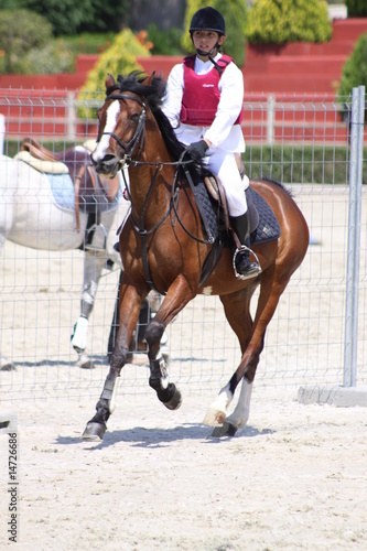 niña a caballo en concurso hípico © Alicia