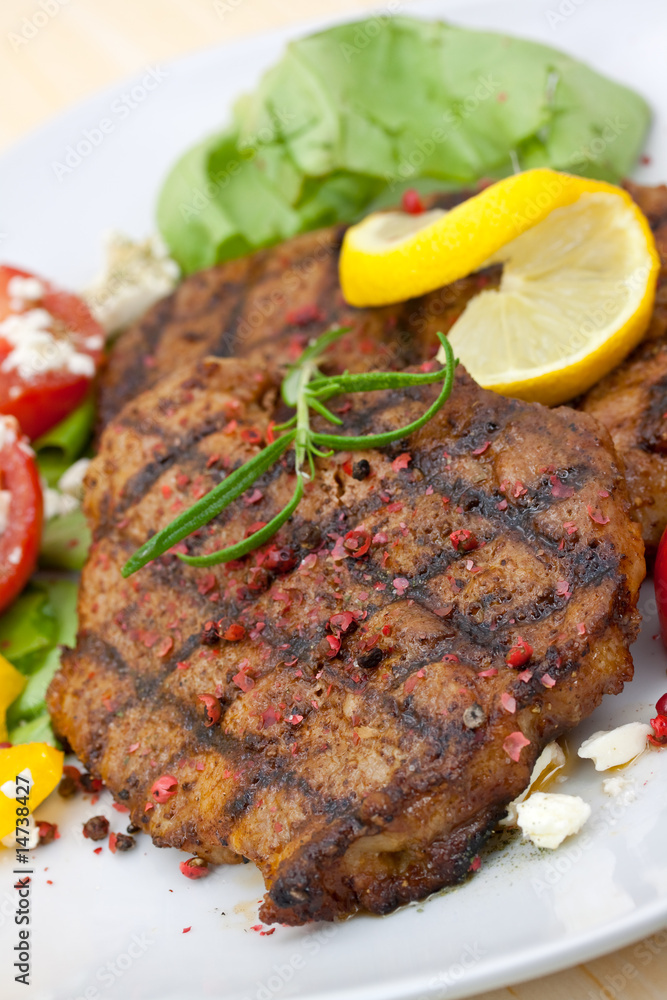 Schweinesteak-gegrillt mit Datteltomaten