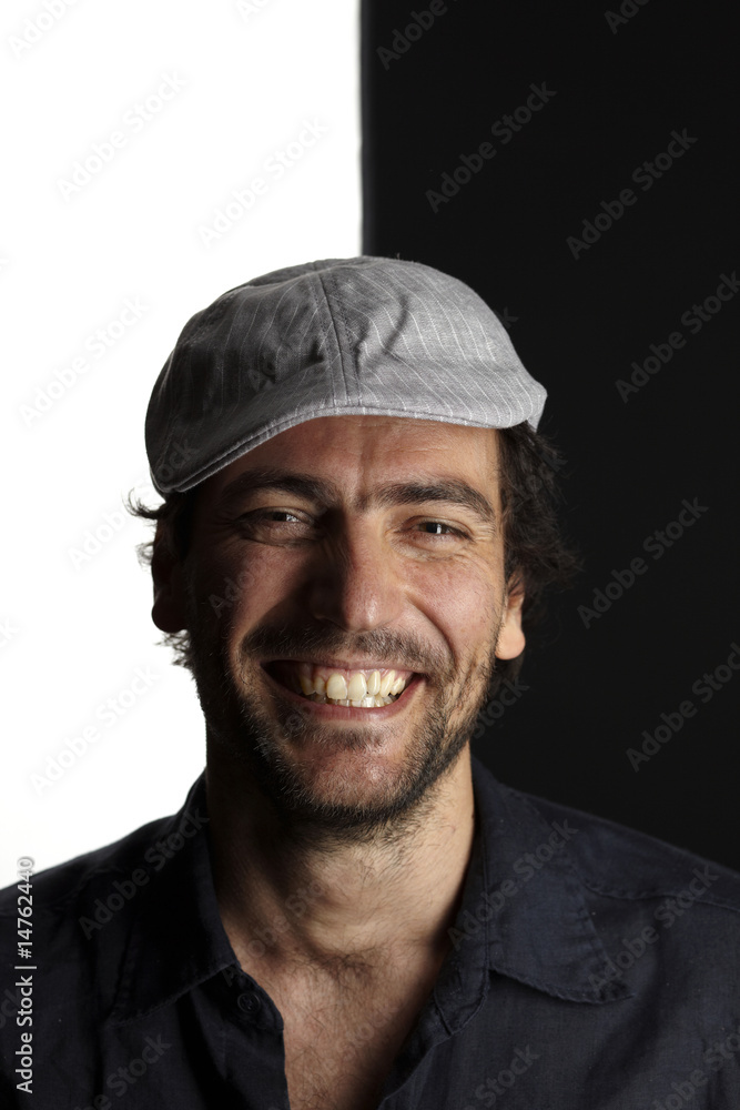cooler mann mit mütze cooler mann mit mütze
