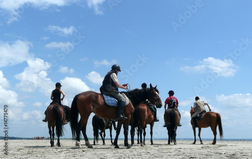 randonnée à cheval sur la plage © DjiggiBodgi.com