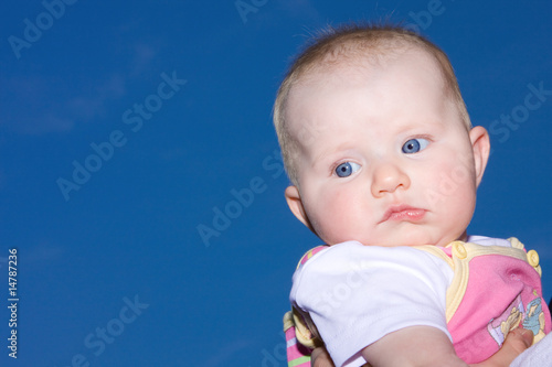 kleines Baby vor blauem Himmel