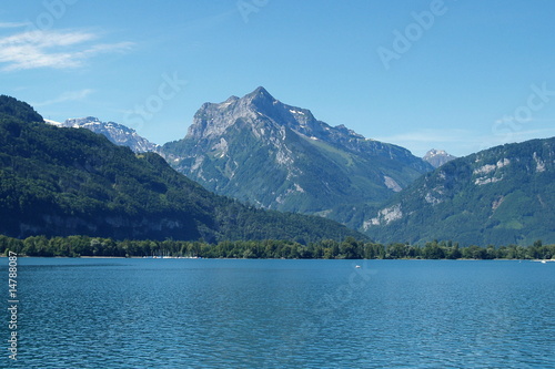 lac au pied des alpes