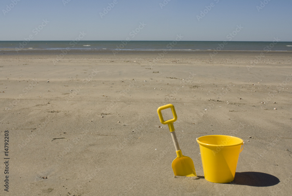 Naklejka premium Yellow bucket and spade