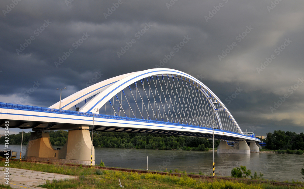 Brücke über  Donau in Bratislava