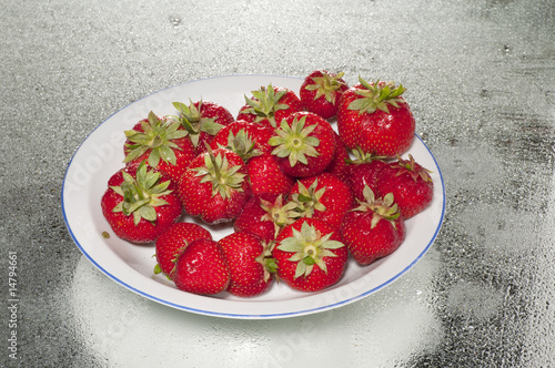 Frische Erdbeeren im Teller vor Frost-Hintergrund photo