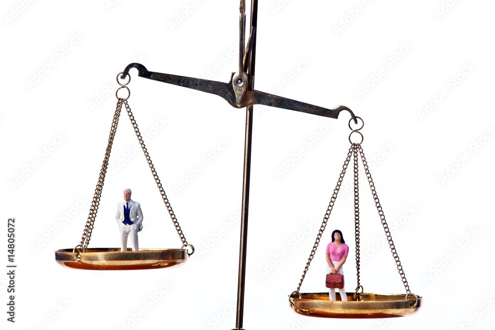 Mann und Frau auf Waage.Symbol Gleichheit Mann und Frau auf Waage.Symbol Gleichheit