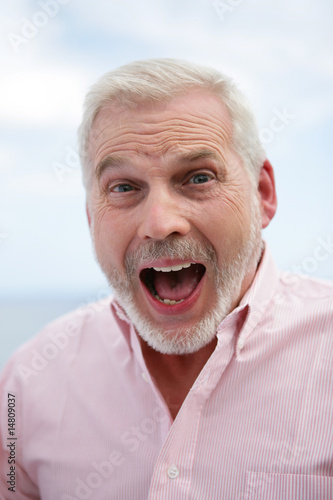 Fotografie Homme senior hurlant en ouvrant grand la bouche