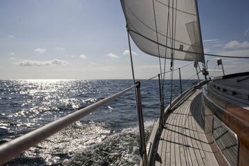 Crédence de cuisine Photos Voilier en mer horizon paisible  © Carina Hansen